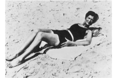 012-gabrielle-chanel-in-swimsuit-on-the-beach-around-1930-efbfbdchaneld-r1-930x699