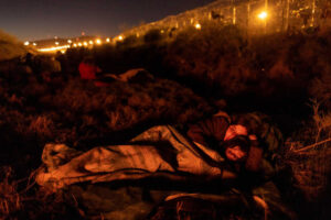 Migrant mother and daughter between Ciudad Juarez and El Paso