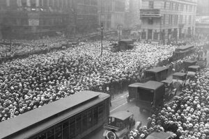 Crowd_awaits_news_of_Dempsey_-_Carpentier860