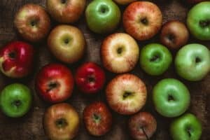 apples_on_wooden_table