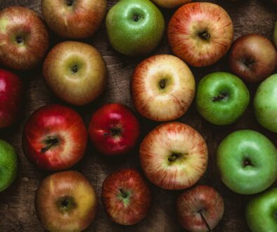 apples_on_wooden_table