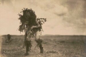 Edward-S.-Curtis.-To-Neinilii-Rain-God-Yebichai-ceremonial-dancer-Navajo-1904.-