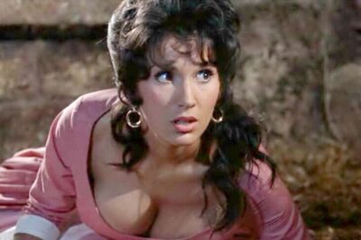 curse-fo-the-werewolf-Yvonne_Romain