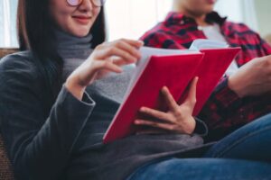 Couple-on-couch-reading