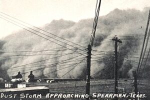 Dust_storm_in_Spearman,Texas,_Wea01422