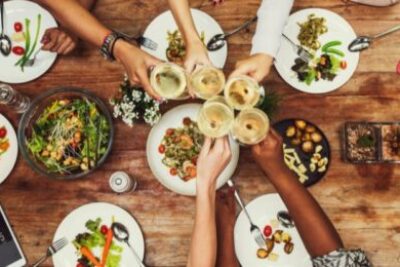 friends-eating-together-header-642x260-1