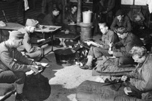 us-soldiers-reading-ww2