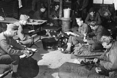 us-soldiers-reading-ww2