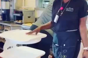 robot-server-at-dennys