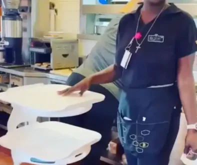 robot-server-at-dennys