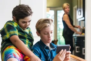 boys-looking-at-phone