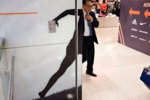 Edas-Wong-The-Street-Photographer-Who-Captures-Magical-Coincidences-25-Pics-689c4f99b0f66__700-1