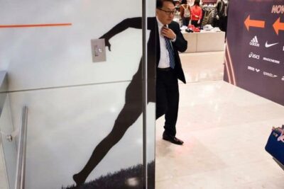 Edas-Wong-The-Street-Photographer-Who-Captures-Magical-Coincidences-25-Pics-689c4f99b0f66__700