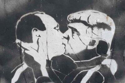 Putin_Kissing_Trump_Hamburg_Graffiti_3x2.jpg-1440x600-1