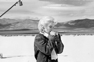Practising-her-lines-…-Marilyn-Monroe-in-the-Nevada-desert-for-the-film-The-Misfits-1960.-Photograph-Eve-ArnoldMagnum-Photos-1200x960
