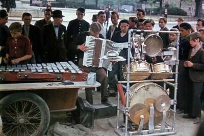 ColourPhotosofOccupiedParisduringWWII1