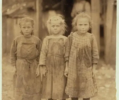oyster-shuckers-in-south-carolina-1912-josie-6-bertha-6-and-v0-w2tf8sn24r2g1