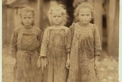 oyster-shuckers-in-south-carolina-1912-josie-6-bertha-6-and-v0-w2tf8sn24r2g1