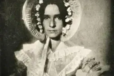 the-first-ever-photograph-of-a-woman-taken-in-1839-of-v0-czshu6l3d33g1
