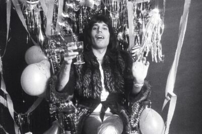 Freddie-Mercury-shot-for-Melody-Maker-Christmas-1974