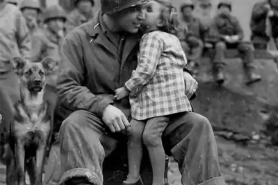 wwii-american-soldier-with-local-french-child-europe-1945-v0-did3a04nrm5g1
