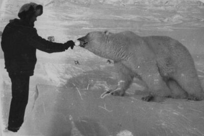 Soviet_Soldiers_Feeding_Polar_Bears07
