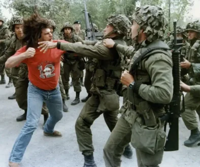 mohawk-warrior-attacks-canadian-soldiers-during-oka-crisis-v0-k96atv3xyue81