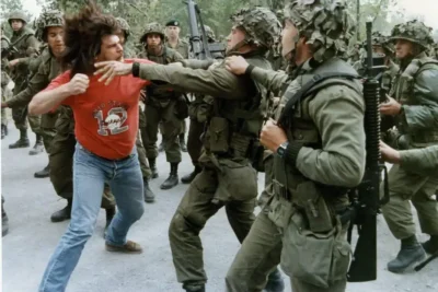 mohawk-warrior-attacks-canadian-soldiers-during-oka-crisis-v0-k96atv3xyue81