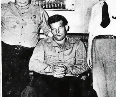 pacific-war-veteran-howard-auld-25-sits-between-two-cops-v0-8esks8kth4fg1