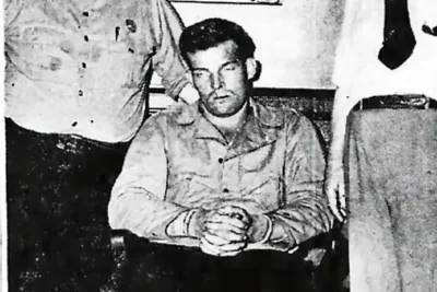 pacific-war-veteran-howard-auld-25-sits-between-two-cops-v0-8esks8kth4fg1