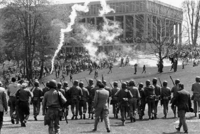 student-vietnam-war-protestors-and-ohio-national-guard-v0-zbn6qjtb6lfg1