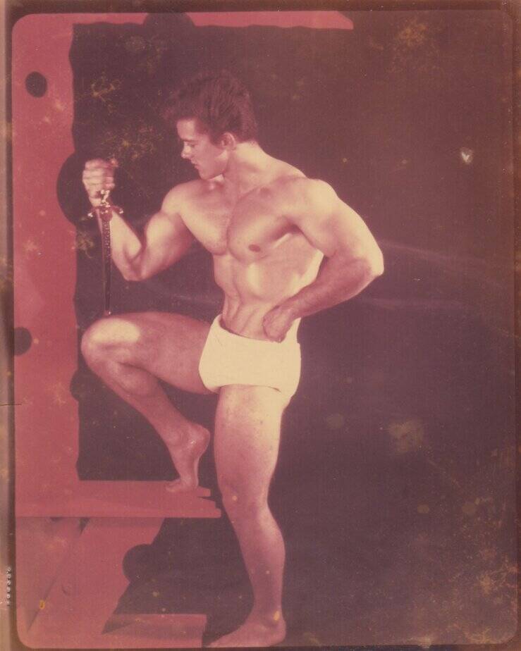 27 Found Photos of People Standing On One Leg – Flashbak
