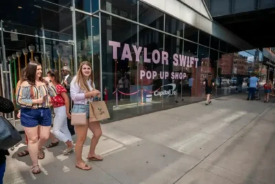 taylor-swift-fans-1200x804.jpg