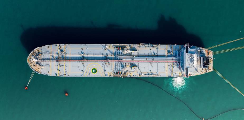 Amid ongoing conflict in the Middle East, the Strait of Hormuz remains largely closed to mainstream commercial shipping, with only limited vessels transiting due to attacks, mines, and threats.