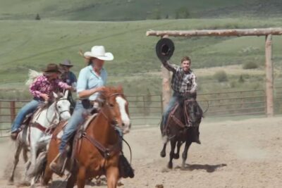 Video People are lining up to pay for the cowboy experience – ABC News