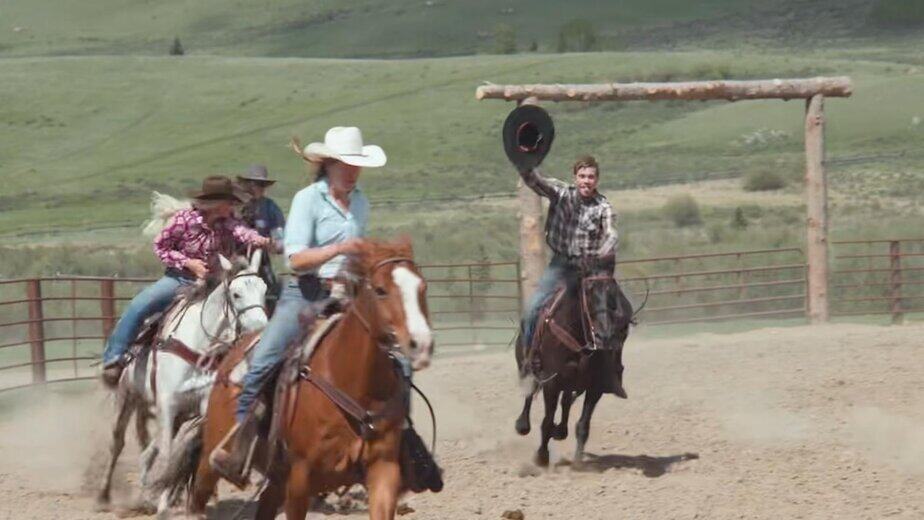 Video People are lining up to pay for the cowboy experience – ABC News