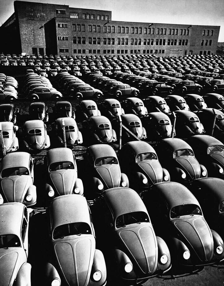 Producing the “People’s Car” of Germany: Rare Photos From 1945-1960