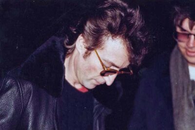 John Lennon Signs an Autograph for Mark Chapman — His Murderer, 1980 – Rare Historical Photos