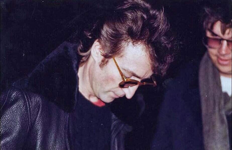 John Lennon Signs an Autograph for Mark Chapman — His Murderer, 1980 – Rare Historical Photos