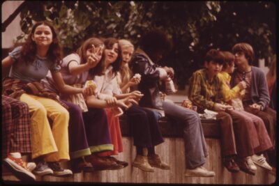 Watching People in Fountain Square Cincinnati in 1973 – Photos – Flashbak