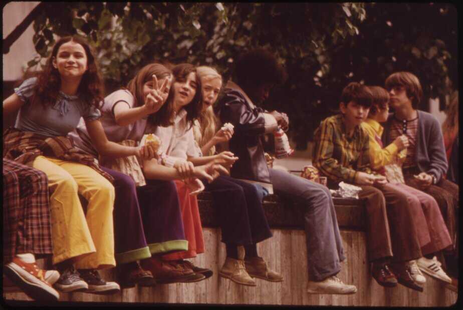 Watching People in Fountain Square Cincinnati in 1973 – Photos – Flashbak