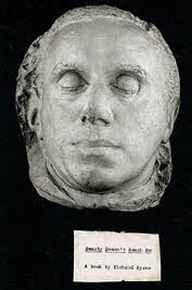 “Beauty Doesn’t Reach Me” by Richard Byrne is a compelling nonfiction investigation into the death mask of antifascist playwright Ernst Toller, created hours after his 1939 suicide in New York.