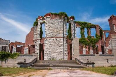 12 Eerily Abandoned Mansions That Were Once-Thriving Pieces Of US History