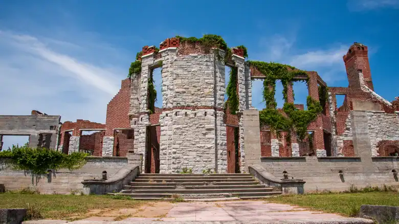 12 Eerily Abandoned Mansions That Were Once-Thriving Pieces Of US History
