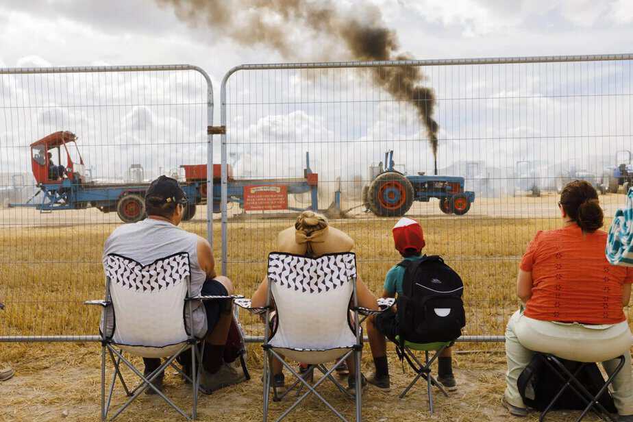 Entertain Us: Martin Parr Show Us People At Large – Flashbak