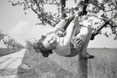 Women In Trees: A Fabulous Album of Vintage Found Photos – Flashbak