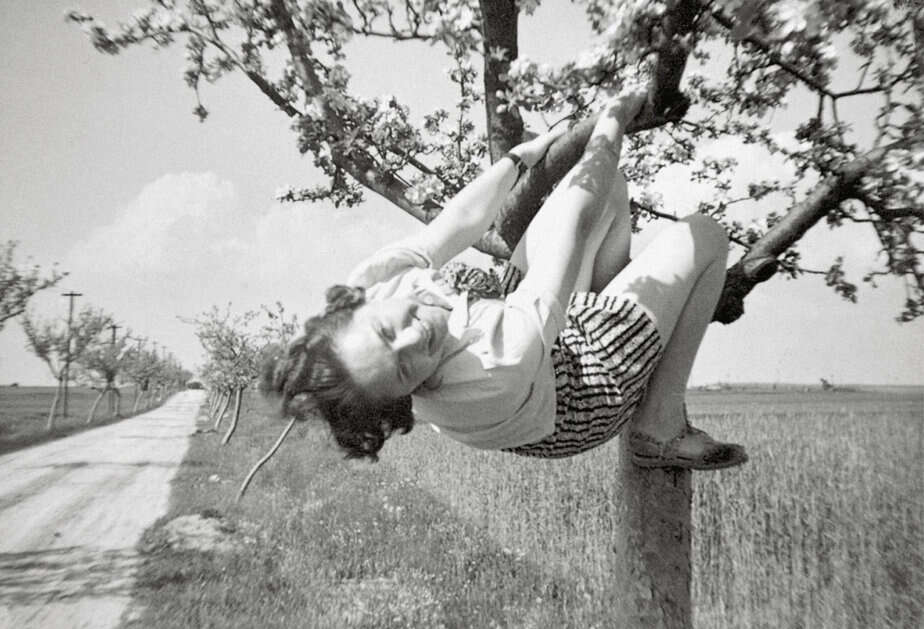 Women In Trees: A Fabulous Album of Vintage Found Photos – Flashbak