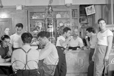14 Photos of Old American Cafés
