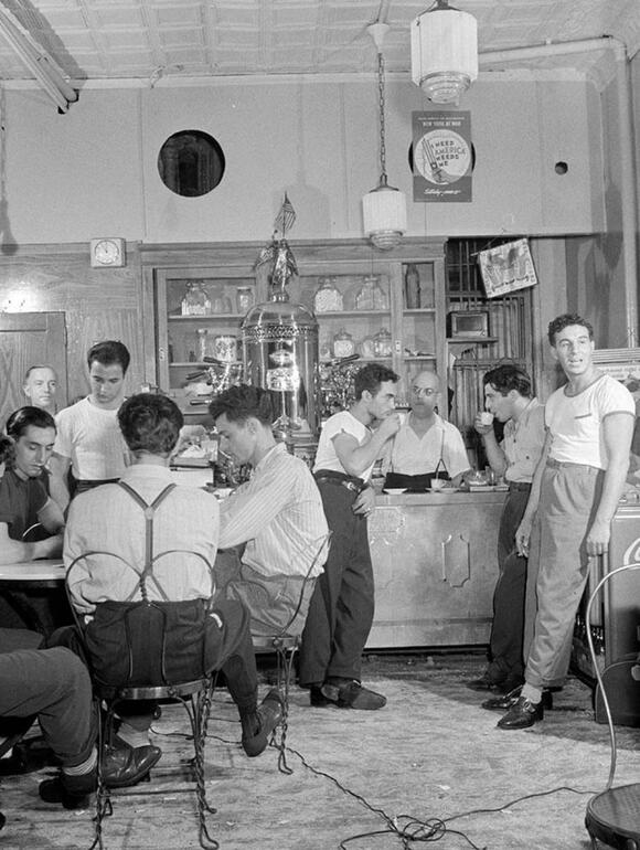 14 Photos of Old American Cafés