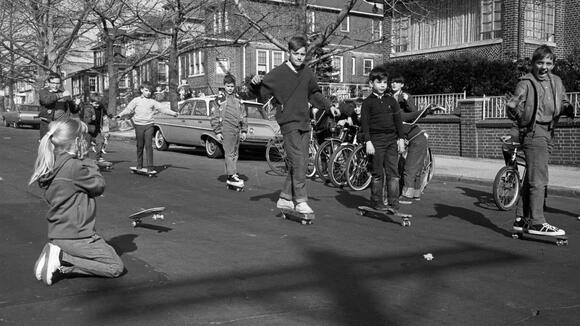 21 vintage photos of kids playing outside before screens